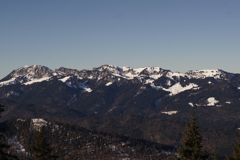 Ausblick  zum Brauneck (rechts) und Benedicktenwand (links).