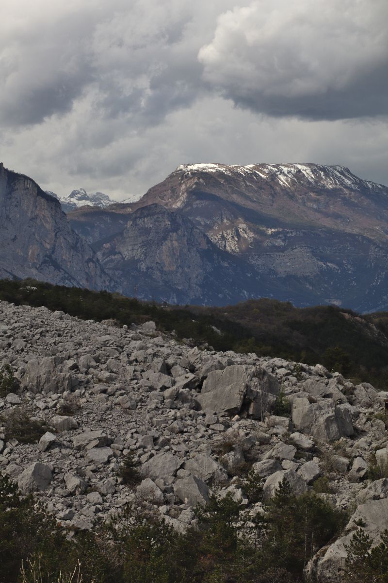 In Marroche di Dro führt quer durch die Steinlandschaft  ein schöner Wanderweg durch das Naturschutzgebiet