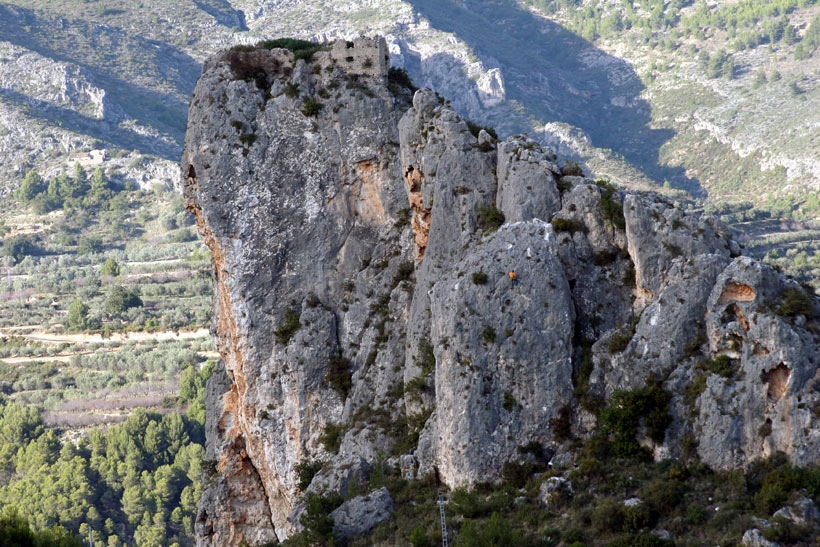 Orangenfelder und Kletterfelsen