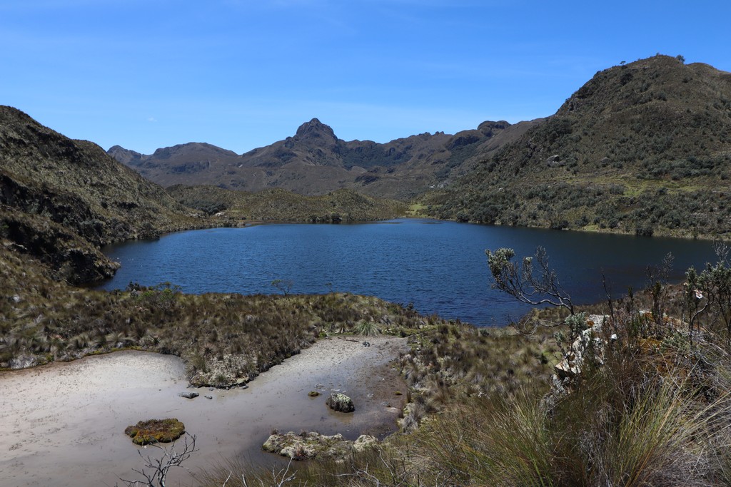 Nationalpark Cajas See mit Bergen