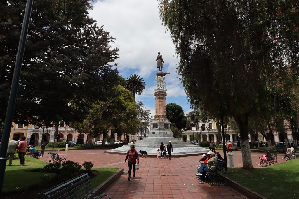 Riobamba Denkmal mit einem kleinen Platz, gefüllt mit Menschen.