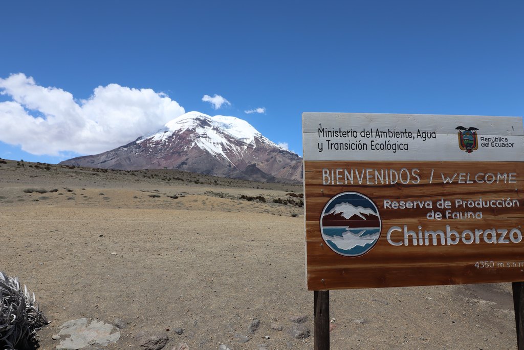 Schild mit Informationen zum Nationalpark Chimborazo, 4350 Meter über dem Meeresspiegel.