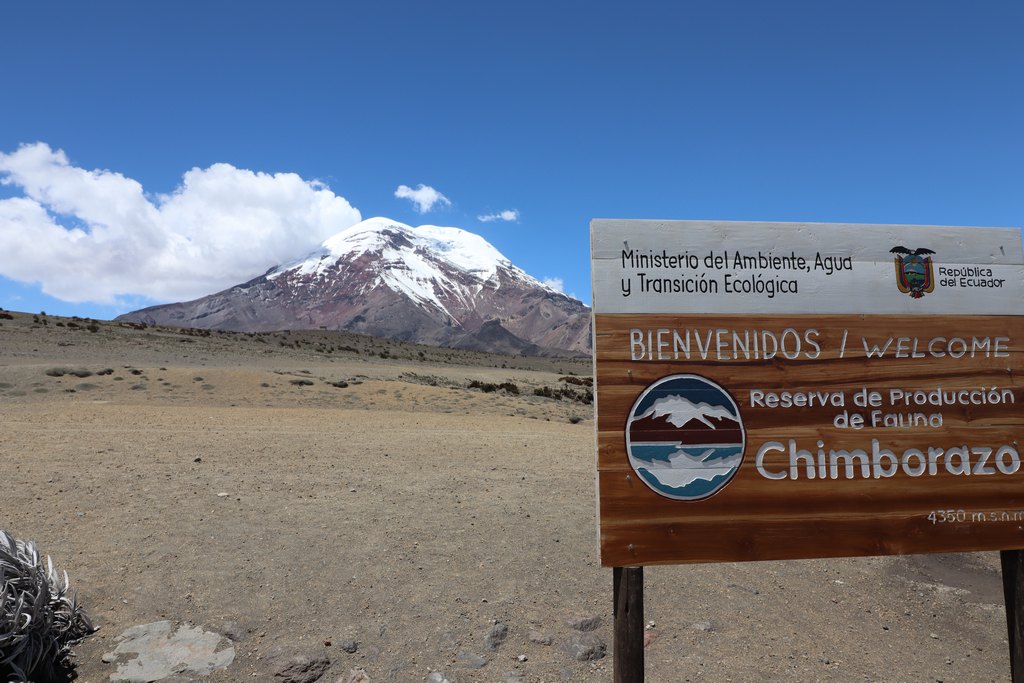 Schild mit Informationen zum Nationalpark Chimborazo, 4350 Meter über dem Meeresspiegel.