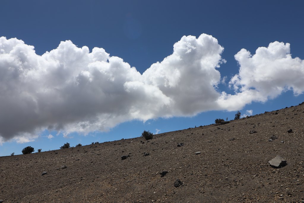 Wüstenlandschaft aus Bimsstein, im Himmel weiße wolken.