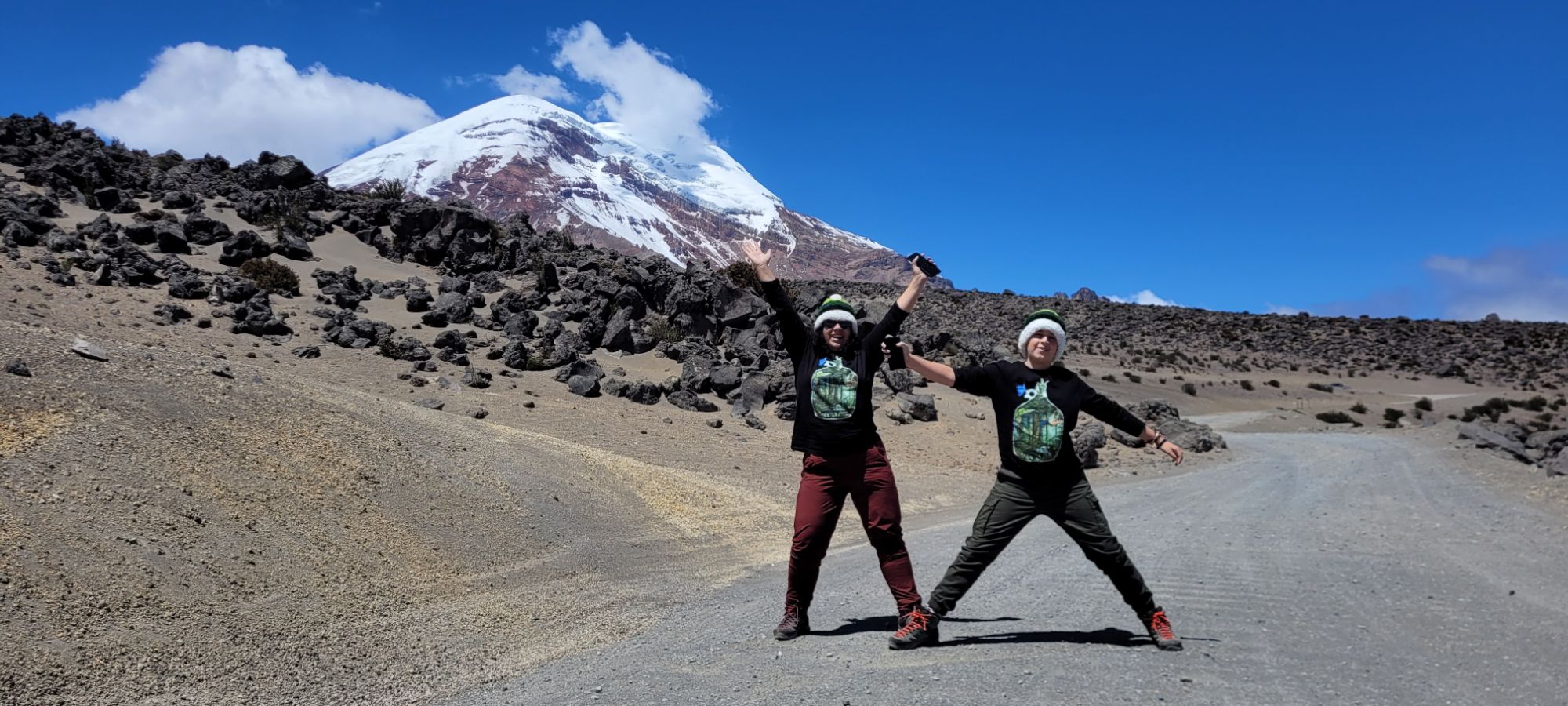 Frau und Kind auf der Straße zum Chimborazo.