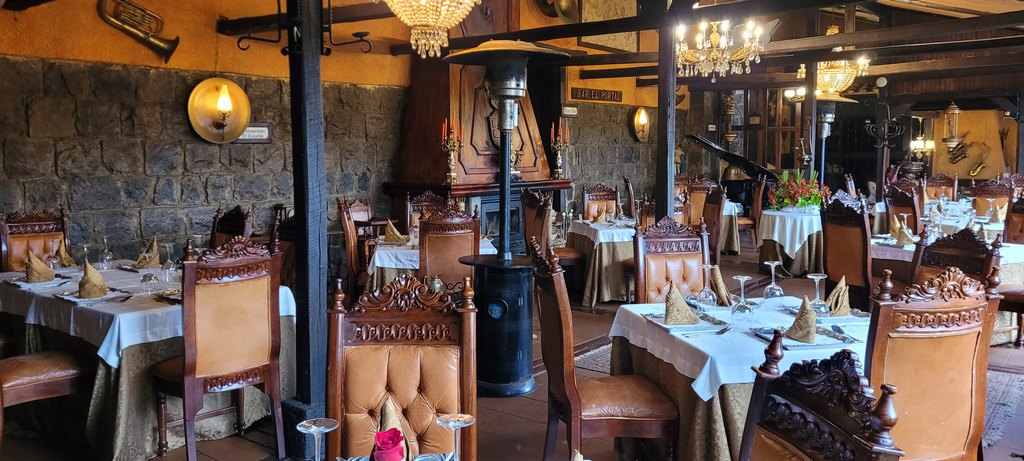 Restaurant der Hostería La Andaluz mit einem schönen Steinkamien für offenes Feuer.