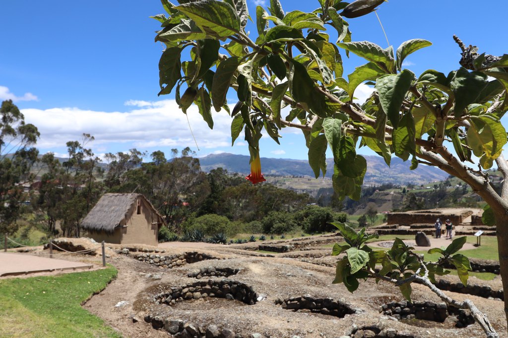 Riobamba Denkmal mit einem kleinen Platz, gefüllt mit Menschen.