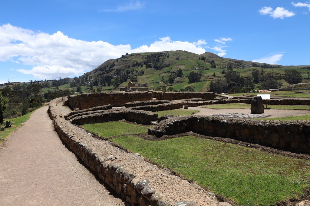 Riobamba Denkmal mit einem kleinen Platz, gefüllt mit Menschen.