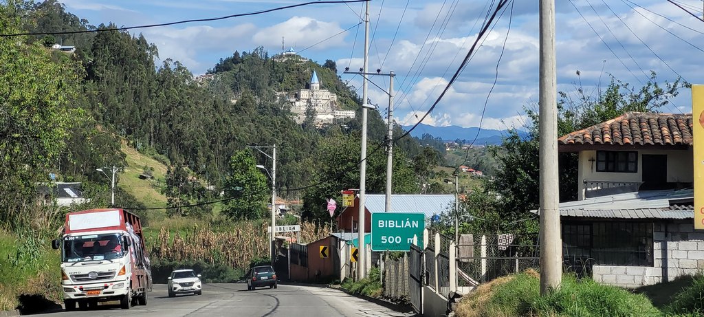 Riobamba Denkmal mit einem kleinen Platz, gefüllt mit Menschen.