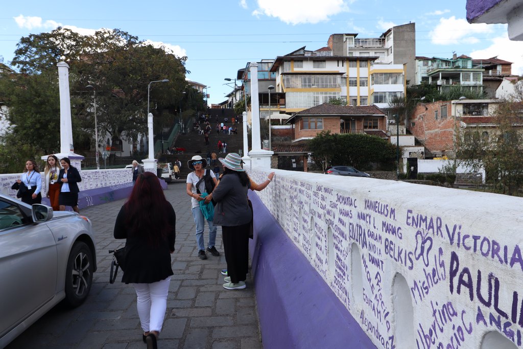 Lila weiße Brücke mit Frauennamen