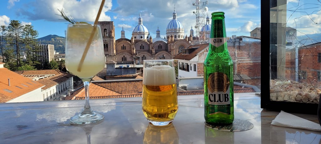 Blick auf die Catedral de la Inmaculada Concepción von oben, über den roten Dächern der Stadt im Vordergrund 3 Getränke