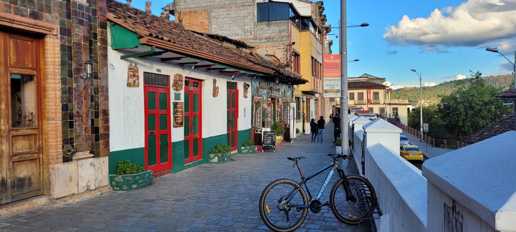 Kleine Gasse mit Kunstvollen Häusern, schön bunt und Keramik verziert