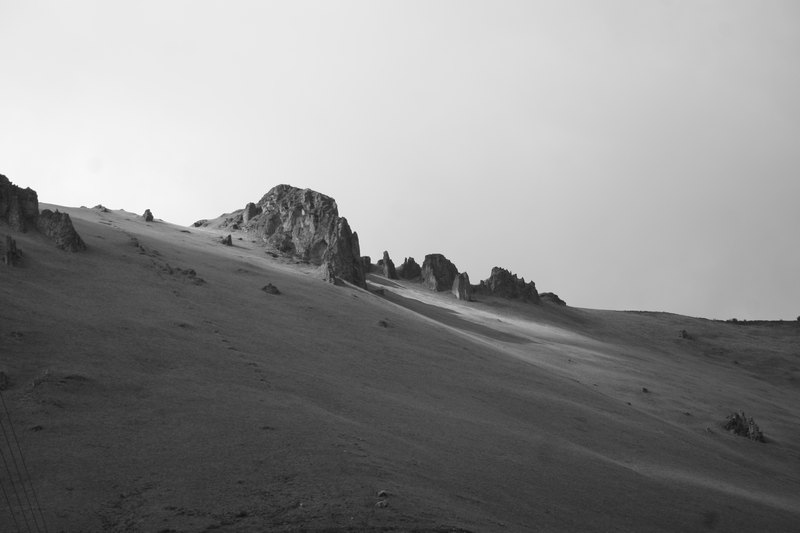Berg mit grünen Wiesen und Felsen
