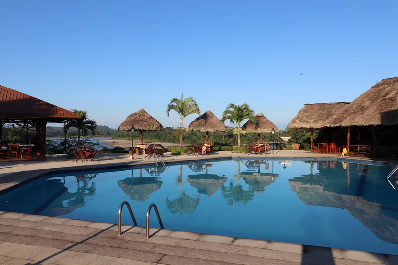 Pool mit Blick auf den Rio Napo