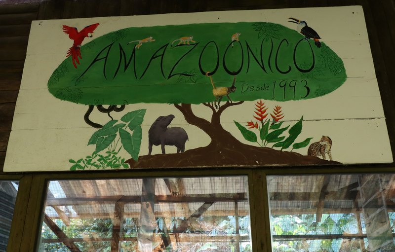 Schild mit Titel Amazoonico