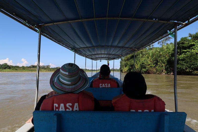 3 Personen sitzen im Boot und fahren auf dem Rio Napo