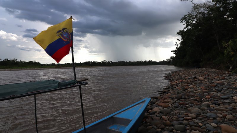 Boot am Flussufer im Hintergrund sieht man Wasser aus einer fetten Wolke fallen