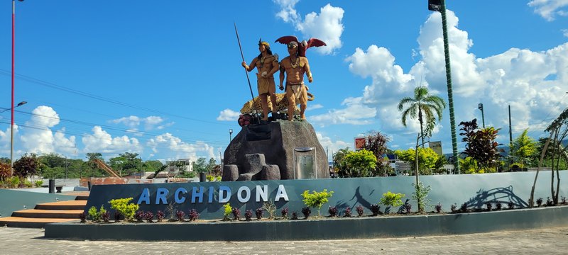 Indianerfiguren an der Strasse in Archidona