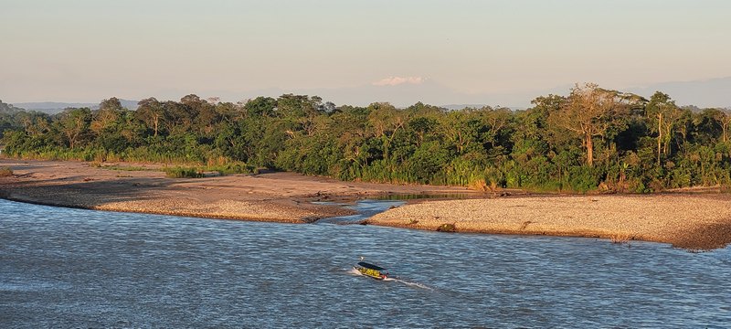 Rio Napo mit blick auf den Vulkan El Altar
