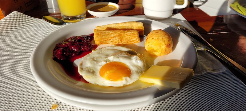 Frühstück, Spiegelei mit Käse, Marmelade, Jucka