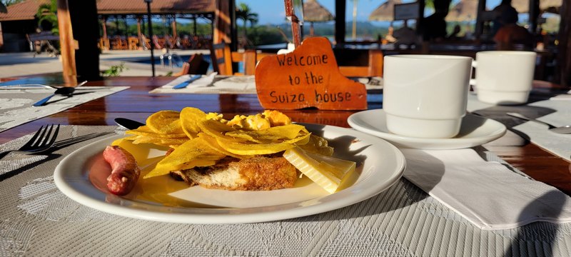 Frühstück, Wurs, Fisch, Bananenchips und Käse