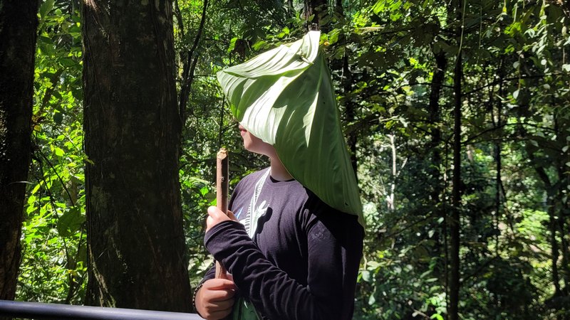 KInd mit Hut aus einem großen Blatt