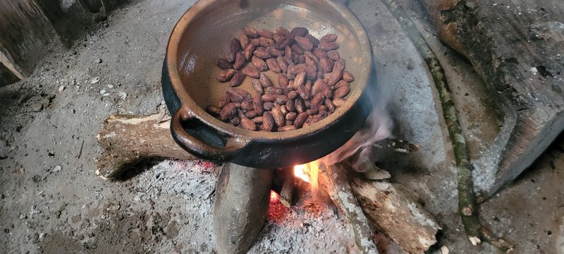 Topf auf Feuer im Topf Kakaobohnen