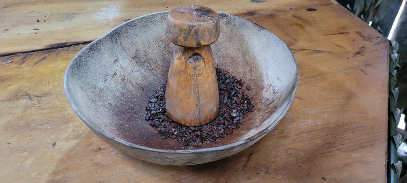 Schale mit Mörser zum zermahlen der Kakaobohnen