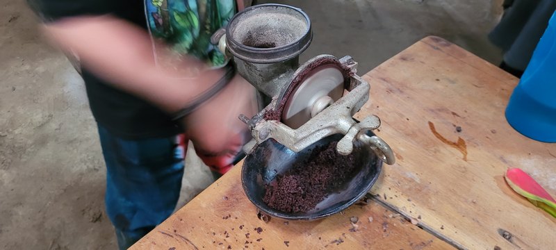 Maschien mit Kurbel zum Mahlen der Kakaobohnen