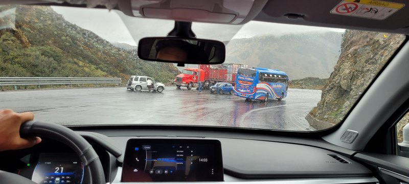 Unfall auf nasser Strasse menschen laufen herum