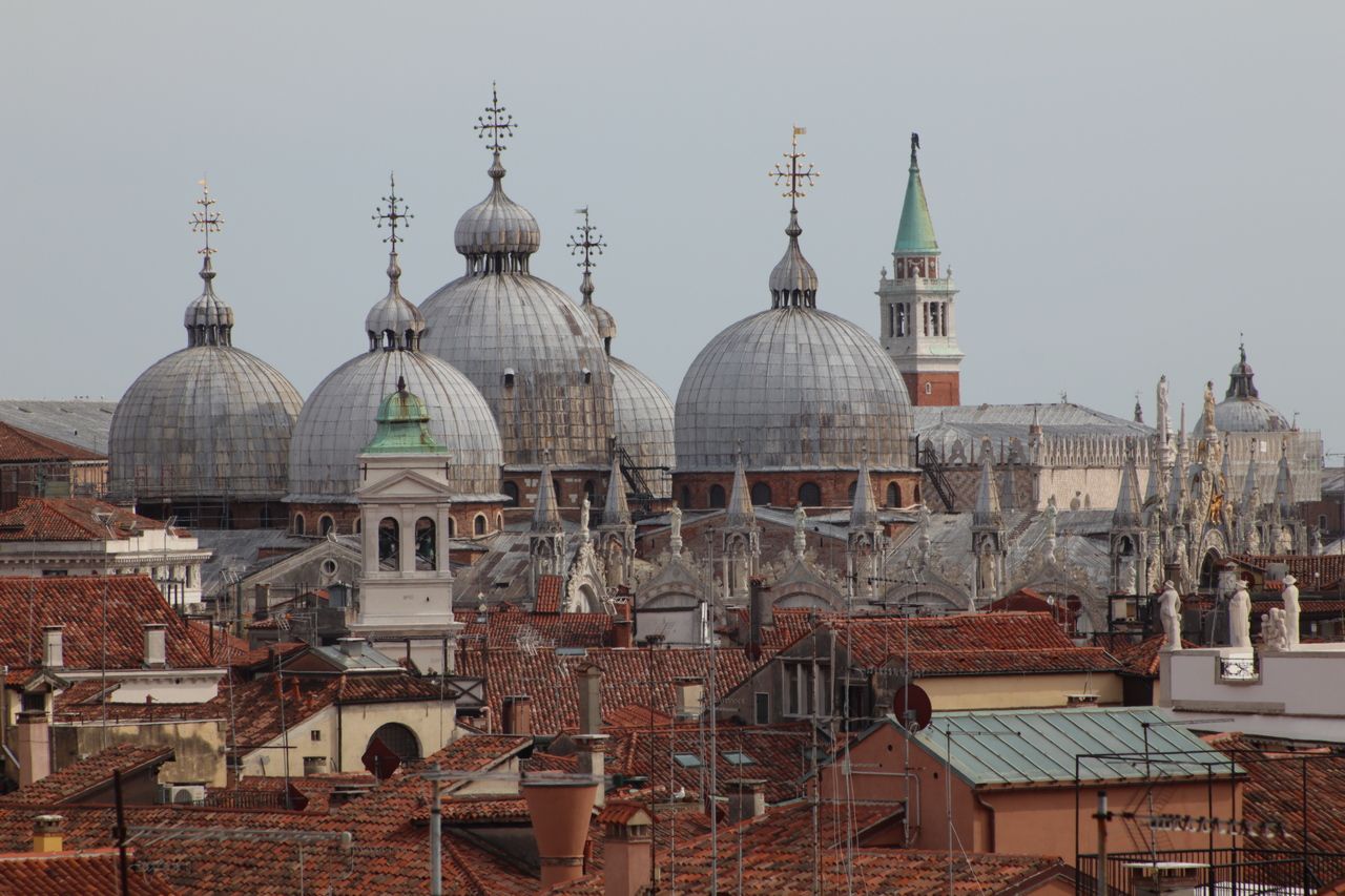 Über den Dächern Venedigs, Markusdom
