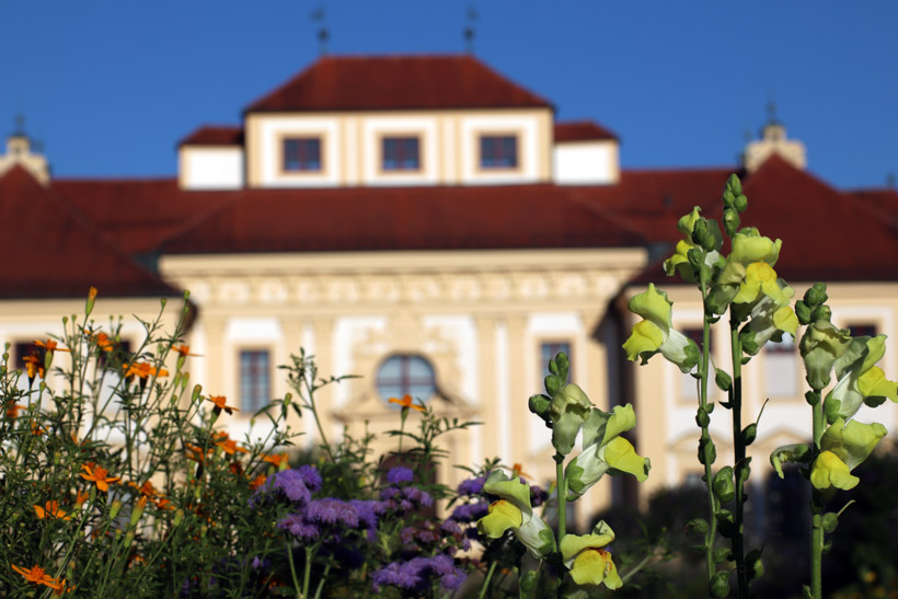 Gartenschlösschens Lustheim mit blumen