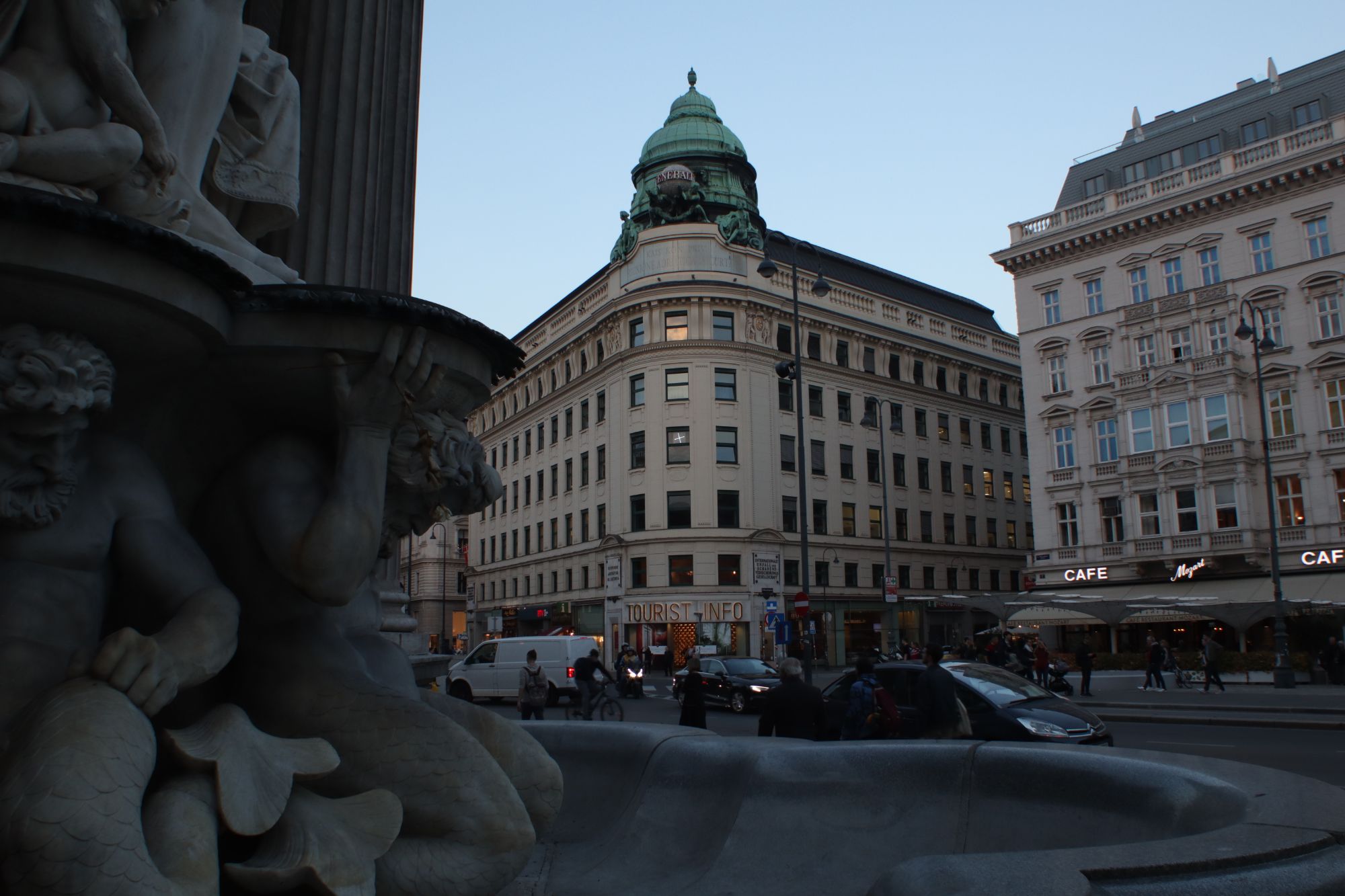 Albrechtsbrunnen und Tourist-Info Wien