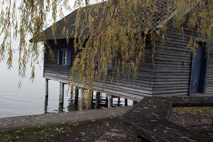 Bootshaus im Herbst